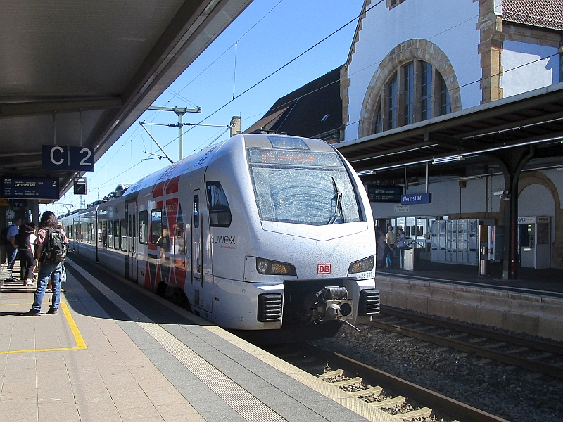 Einfahrt eines SÜWEX-Triebzugs in den Bahnhof Worms