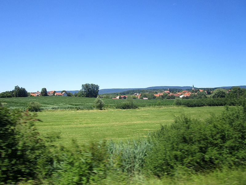 Blick vom Zugfenster auf die Landschaft des Elsass