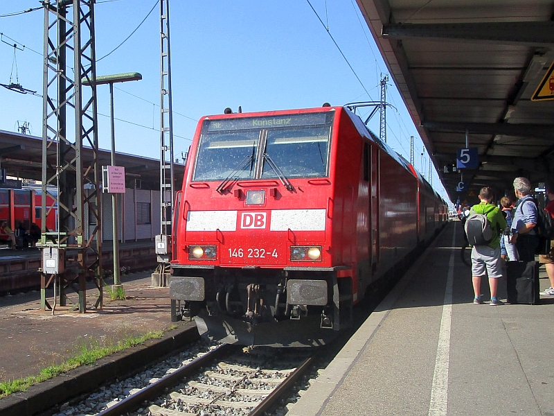 Einfahrt eines Zugs der Schwarzwaldbahn in Offenburg