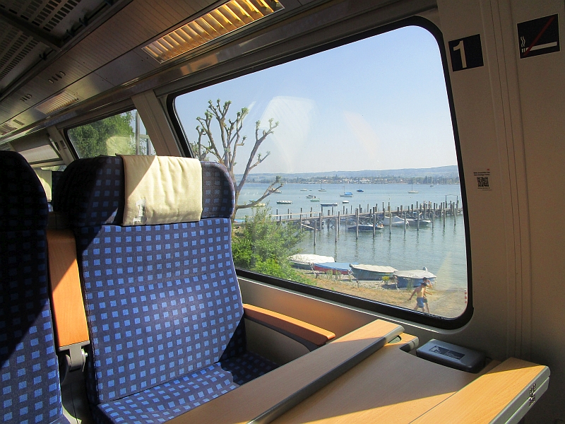 Blick aus dem Zugfenster auf den Bodensee in Allensbach