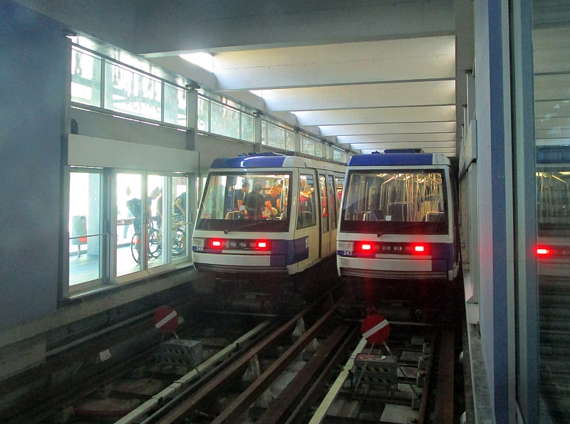 U-Bahn-Fahrzeuge im Endbahnhof Lausanne Ouchy