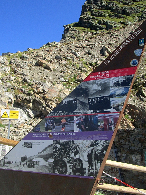 Tafel zur Geschichte der Tramway du Mont-Blanc