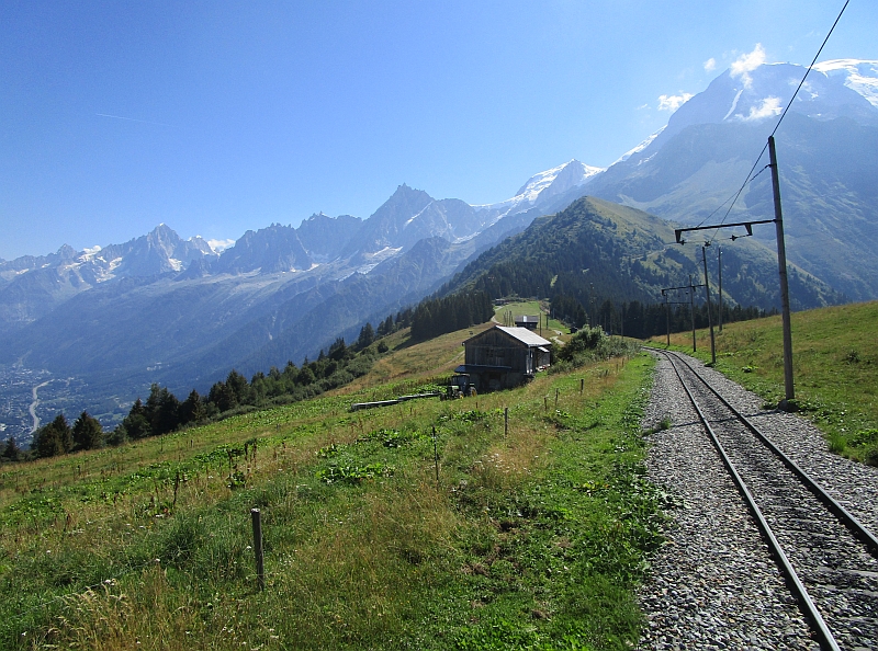 Fahrt durch die Bergwelt des Mont-Blanc-Gebiets