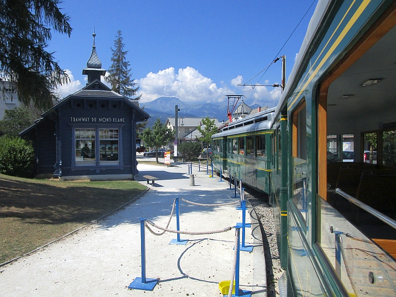 Einfahrt in die Talstation am Bahnhof Saint-Gervais-les-Bains-Le Fayet