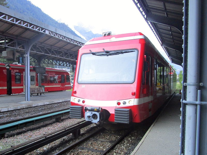Einfahrt eines Zugs der Reihe Z 850 in den Bahnhof Chamonix-Mont-Blanc