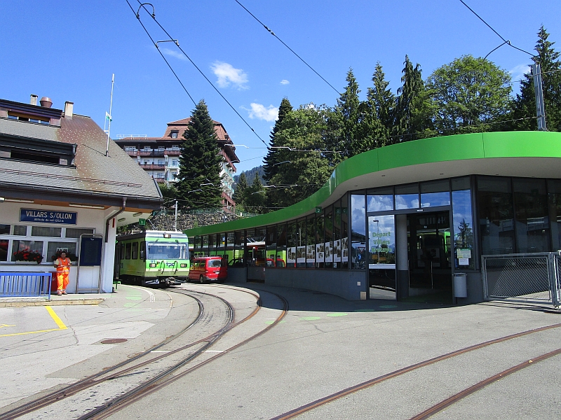 Endstation in Villars-sur-Ollon, rechts der Zugang zu den Zügen zum Col-de-Bretaye