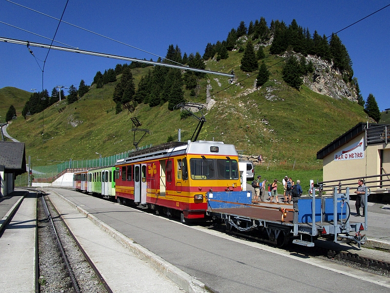 Zug nach der Ankunft in der Station Col-de-Bretaye