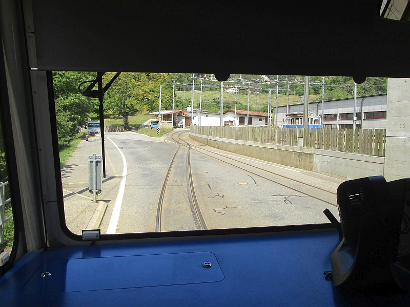 Fahrt am Depot Bévieux, rechts ein aus Zürich übernommener Straßenbahntriebwagen