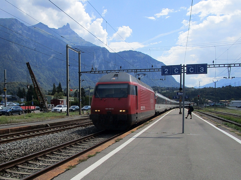 Einfahrt eines InterRegio in den Bahnhof Bex