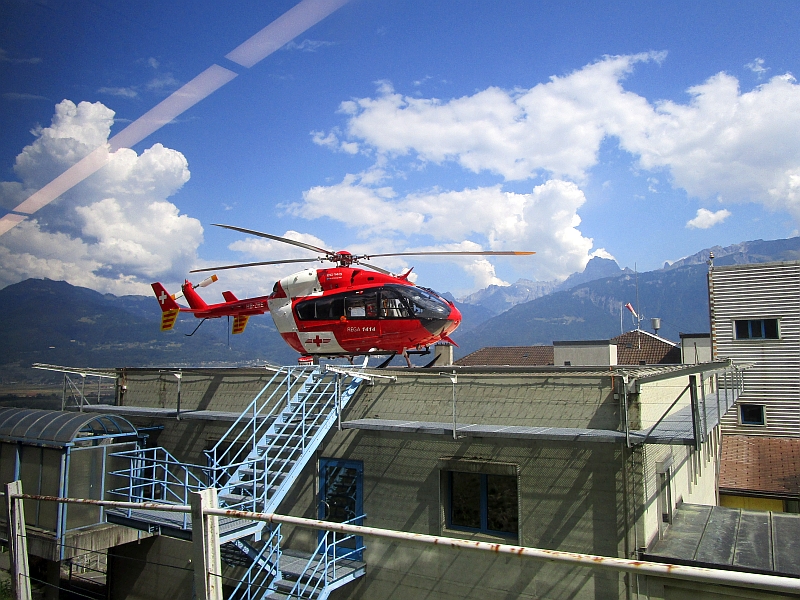 Rettungshubschrauber am Haltepunkt Monthey-Hôpital
