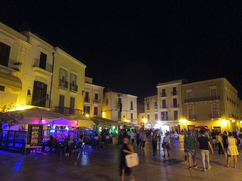 Nachtleben auf der Piazza Mercantile