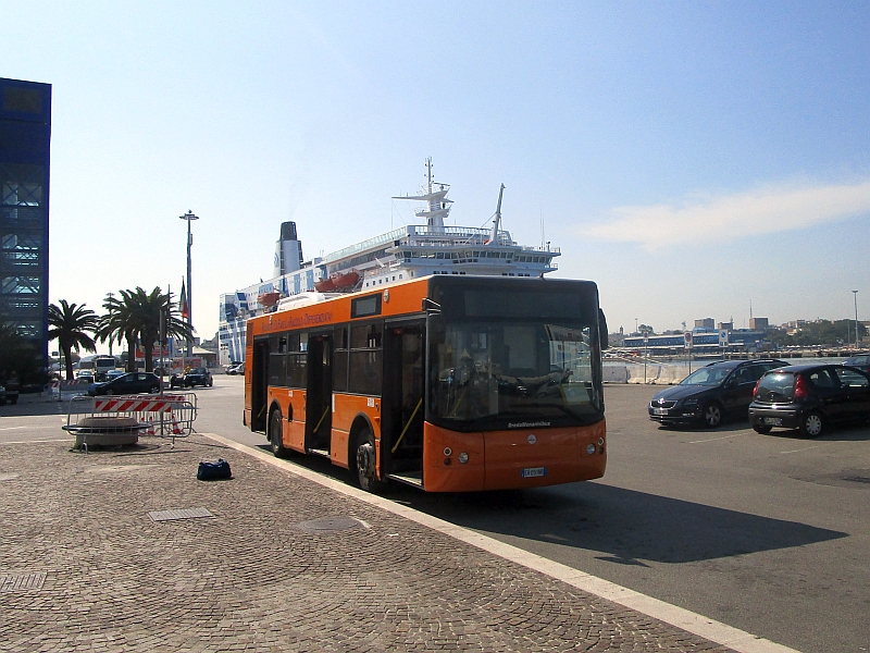 Bus für Fußpassagiere im Hafen von Bari