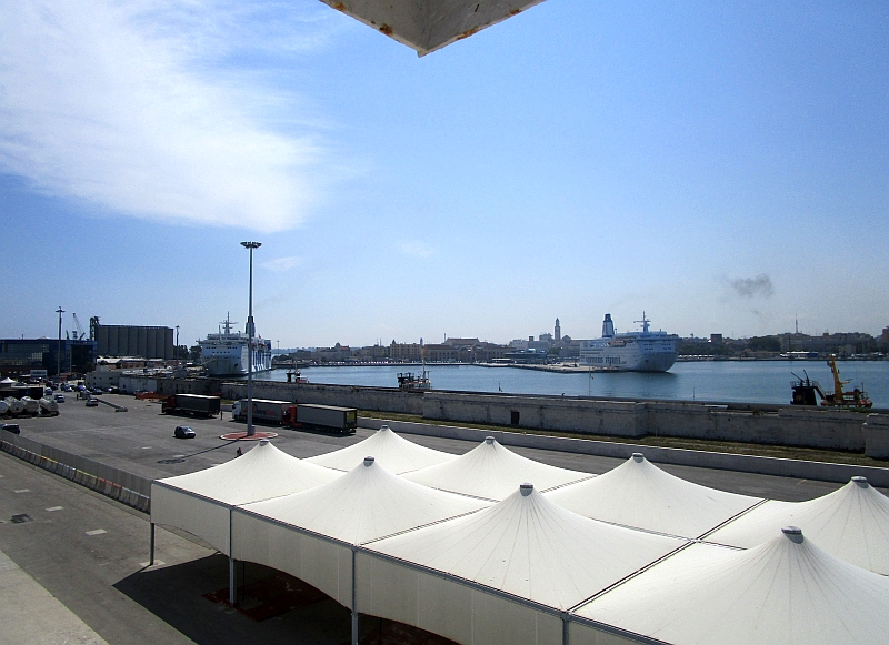 Blick vom Schiff über die Hafenanlagen von Bari