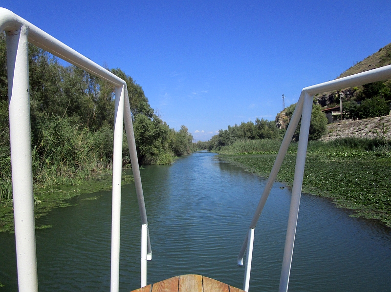 Fahrt auf dem Fluss Morača, rechts die Bahnstrecke Belgrad-Bar