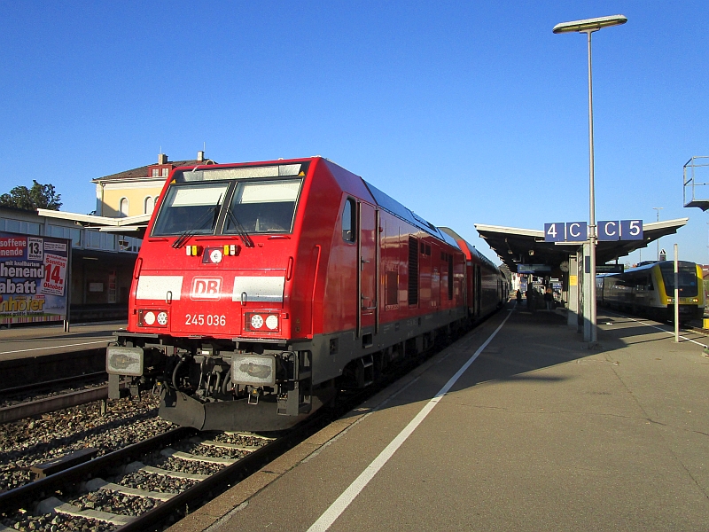 Diesellok der Baureihe 245 vor einem Regional-Express von Friedrichshafen Stadt nach Lindau