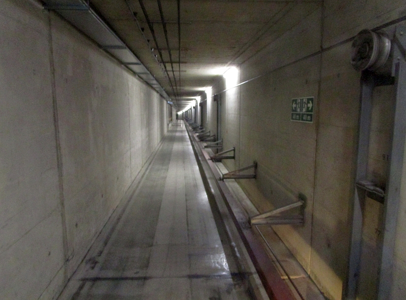 Blick auf die Tunnelstrecke der U-Bahn Serfaus