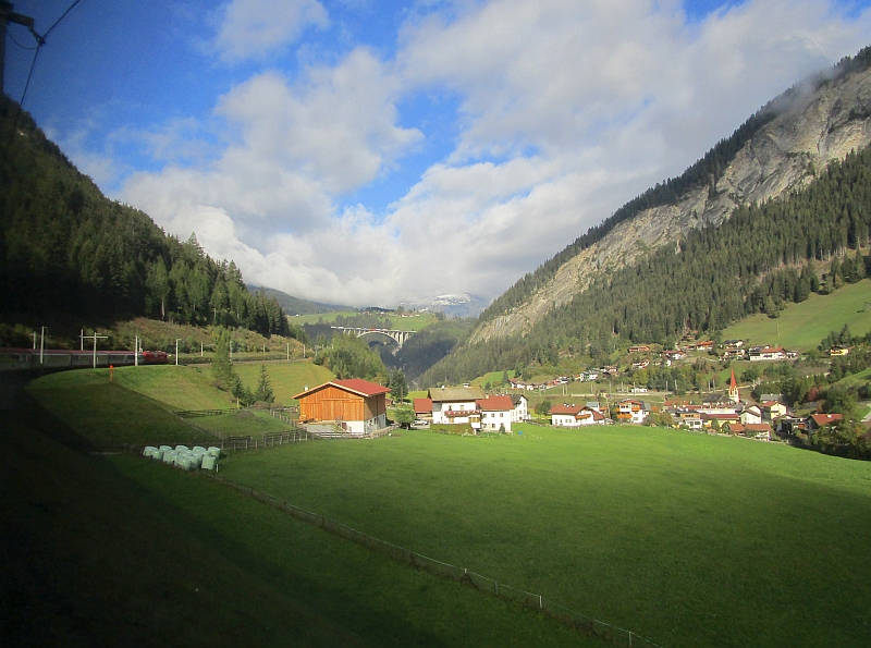 Fahrt auf der Brennerbahn mit Blick zur Nösslachbrücke