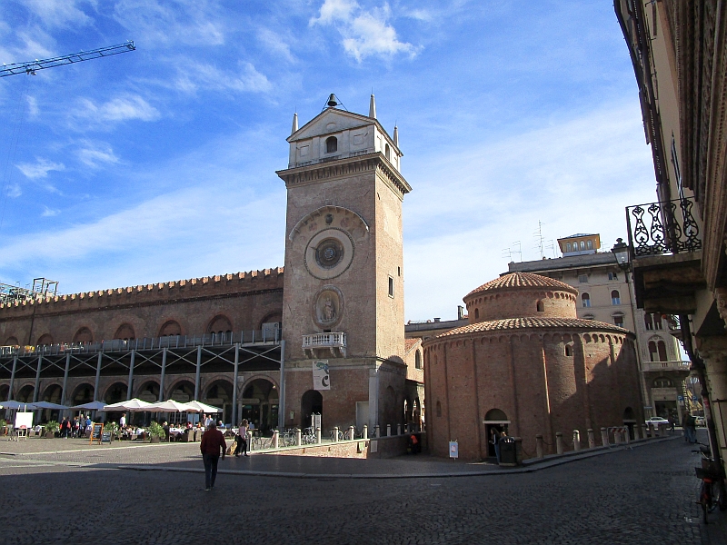 Palazzo della Ragione, rechts die Rotonda di San Lorenzo Mantua / Mantova