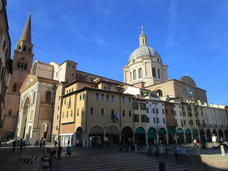 Kuppel der Basilika Sant'Andrea über den Dächern der Altstadt