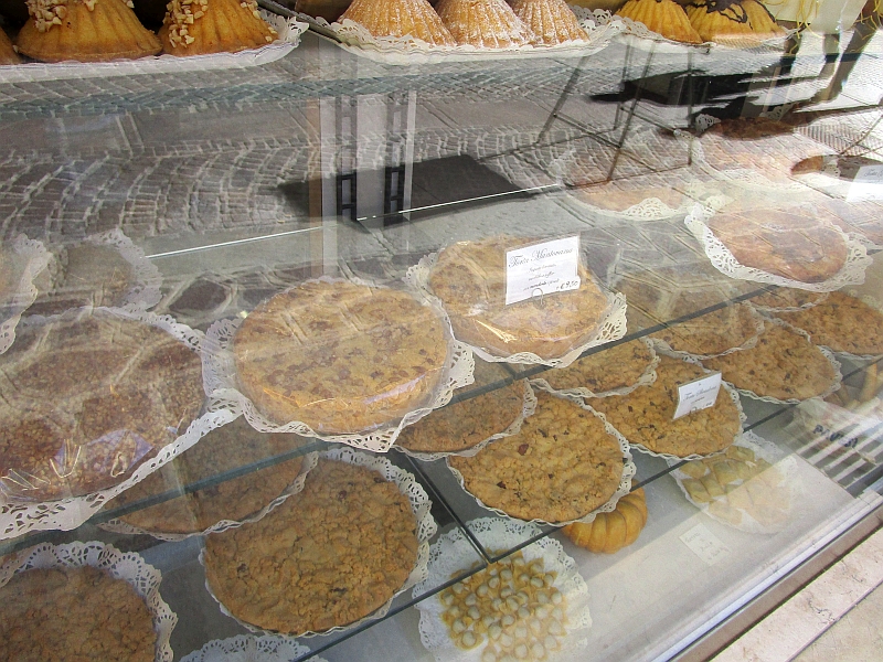 Kuchenauswahl mit Torta Mantovana und Torta Sbrisolona