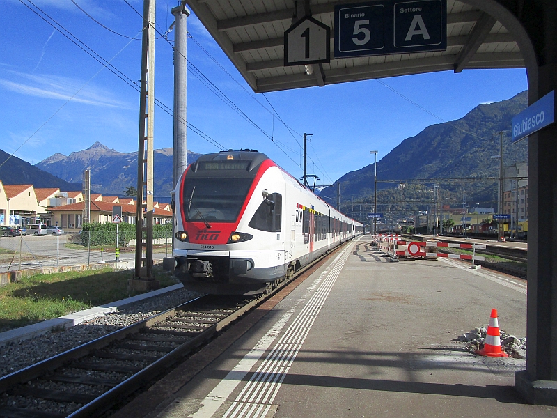 Einfahrt eines Flirt-Triebzugs in den Bahnhof Giubiasco