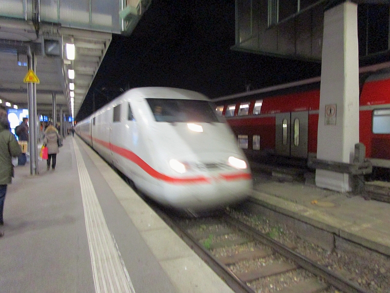 Einfahrt eines ICE 1 in den Hauptbahnhof Stuttgart