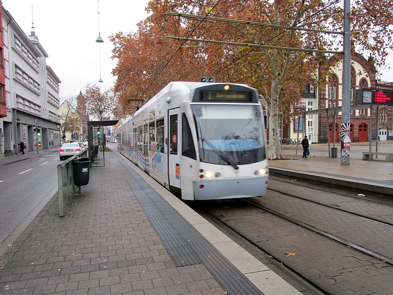 Saarbahn im Stadtgebiet von Saarbrücken