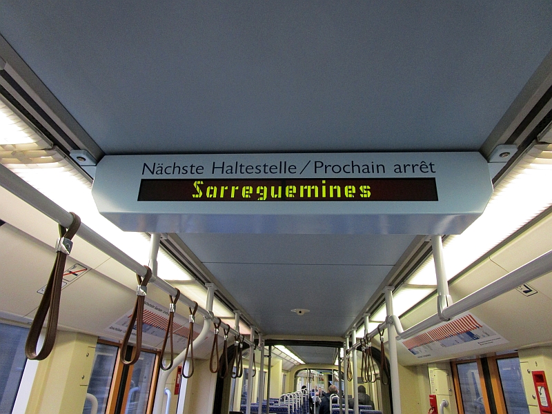 Zweisprachige Haltestellenanzeige in der Saarbahn