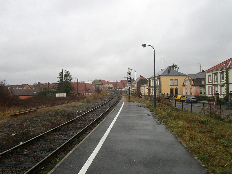Bahnsteig in Sarre-Union mit Blick auf die Strecke aus Sarralbe