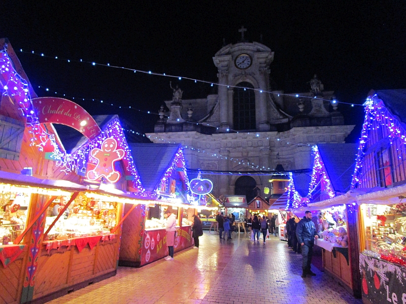 Weihnachtsmarkt Village de Saint-Nicolas, im Hintergrund die Kirche Saint-Sébastien