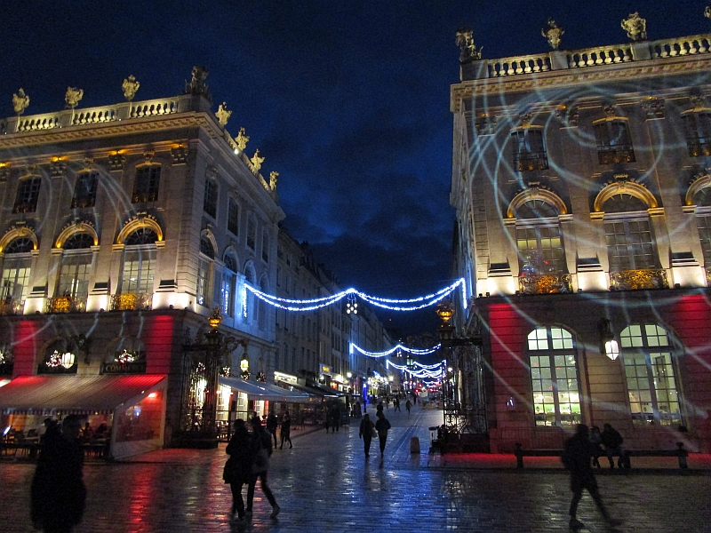 Weihnachtlich beleuchtete Straße zum Place Stanislas Nancy