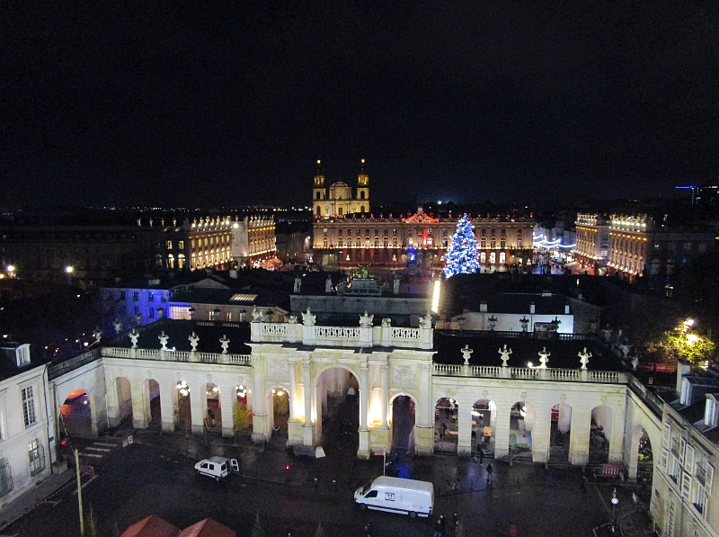 Triumphbogen Arc Héré, dahinter der Place Stanislas mit Weihnachtsbaum und Rathaus sowie die Kathedrale Nancy
