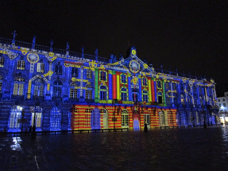 Videoprojektion 'Les Rendez-vous de Saint-Nicolas' auf der Fassade des Rathauses
