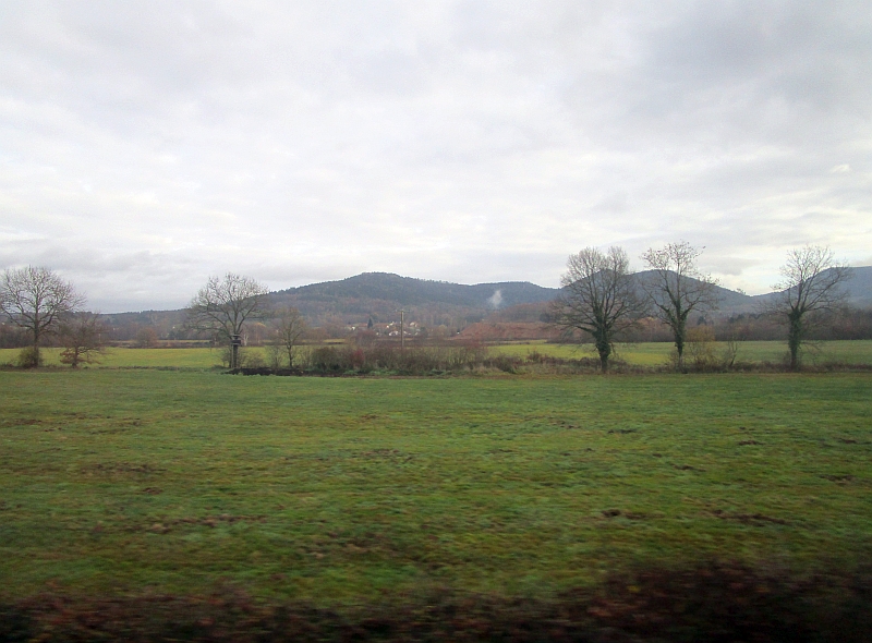 Blick aus dem Zugfenster auf die Landschaft der Vogesen