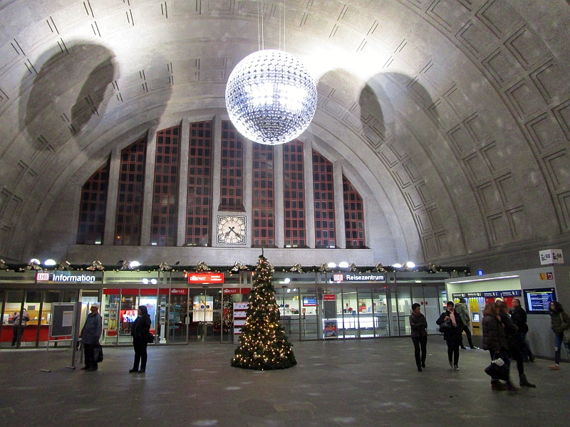 Tonnen-Gewölbe der Schalterhalle am Badischen Bahnhof Basel