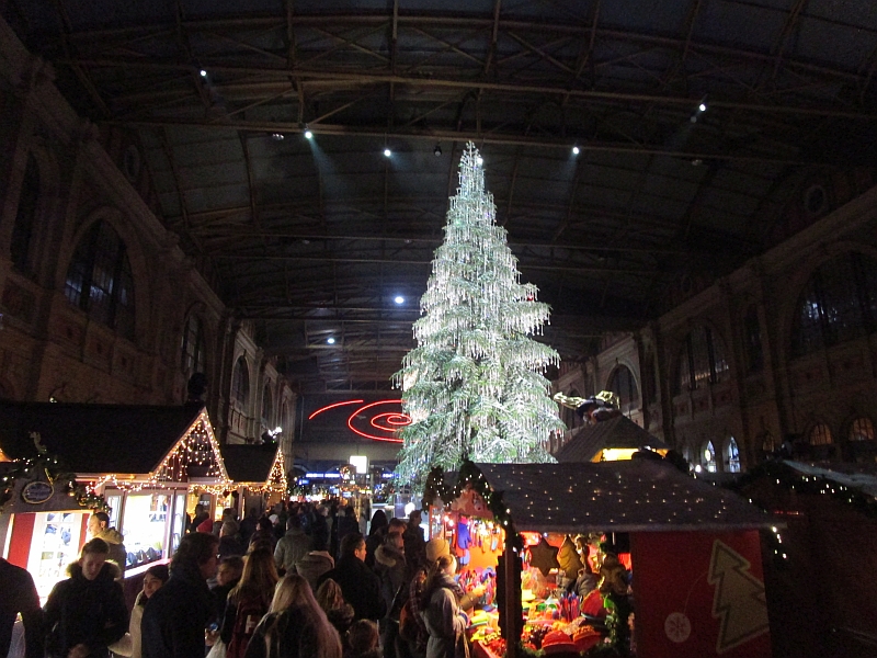 Swarovski-Weihnachtsbaum im Hauptbahnhof Zürich