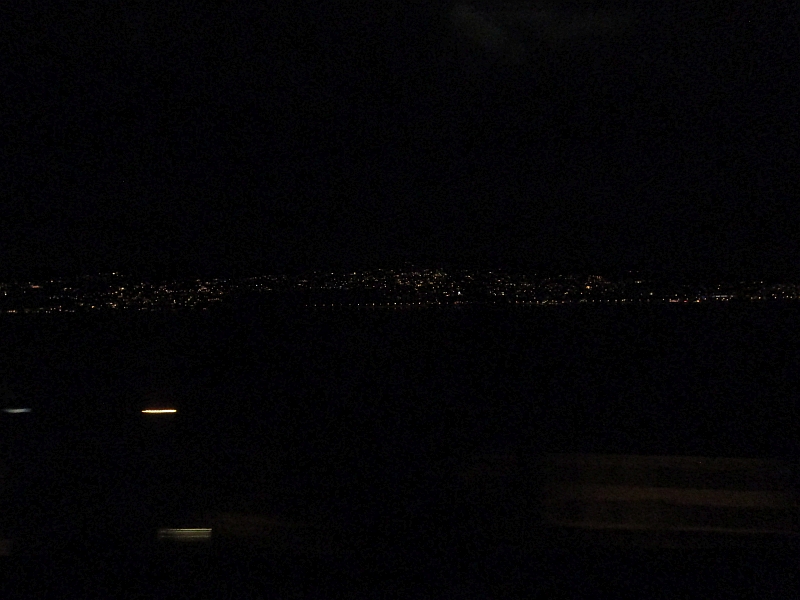 Blick aus dem Schlafwagen bei der nächtlichen Fahrt am Ufer des Zürichsees
