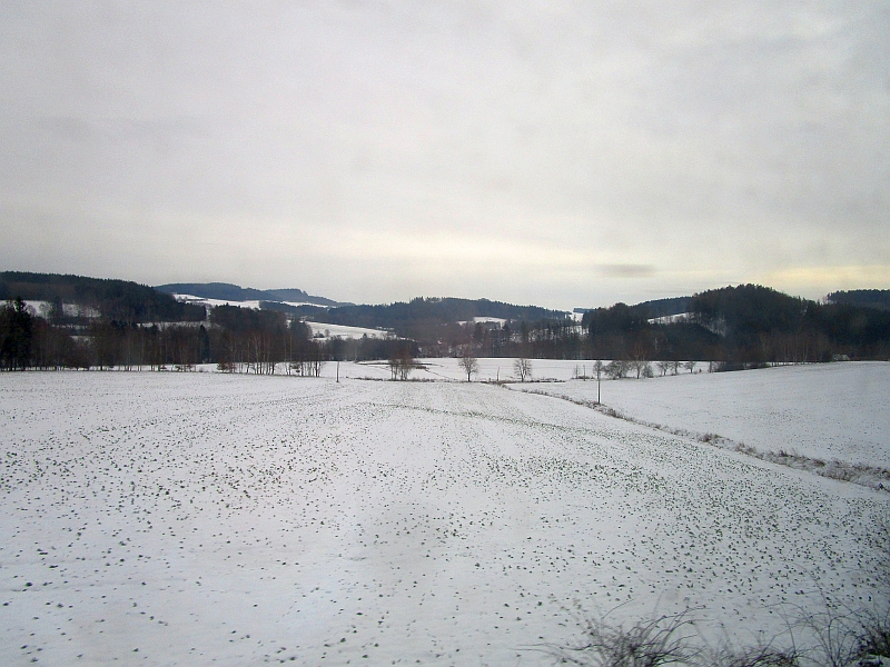 Blick durch das Zugfenster auf die Landschaft Südböhmens