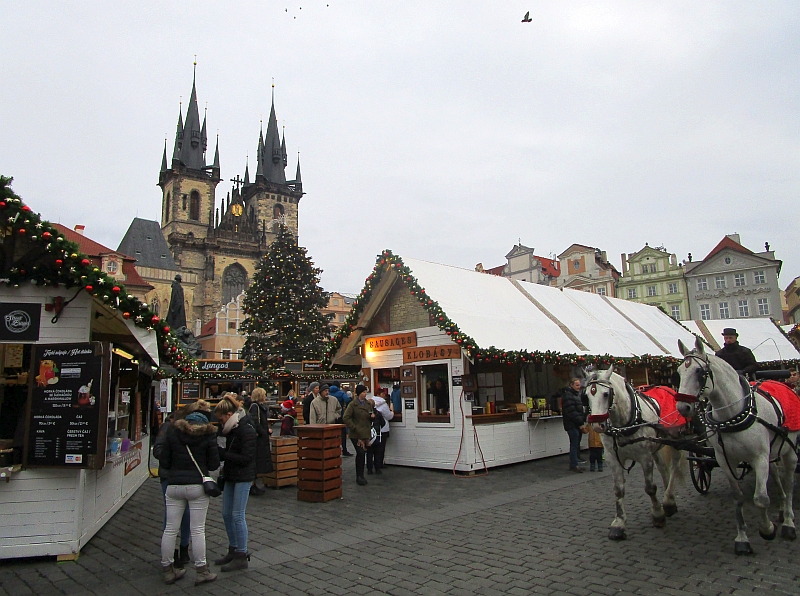 Weihnachtsmarkt am Fuße der Teynkirche Prag