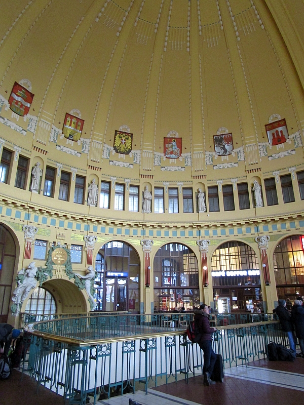 Historische Eingangshalle im Bahnhof Prag/Praha hlavní nádra�í