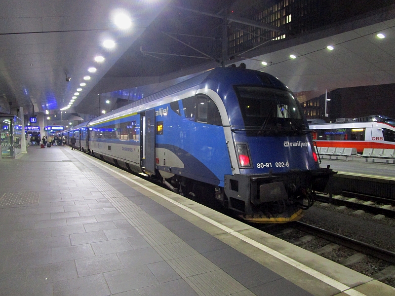 Tschechischer Railjet nach der Ankunft am Hauptbahnhof Wien