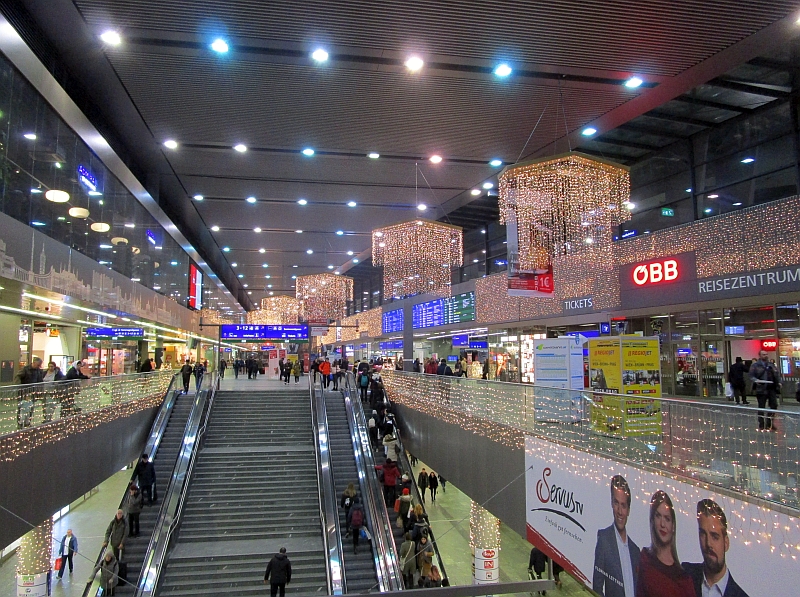 Weihnachtliche Beleuchtung im Hauptbahnhof Wien