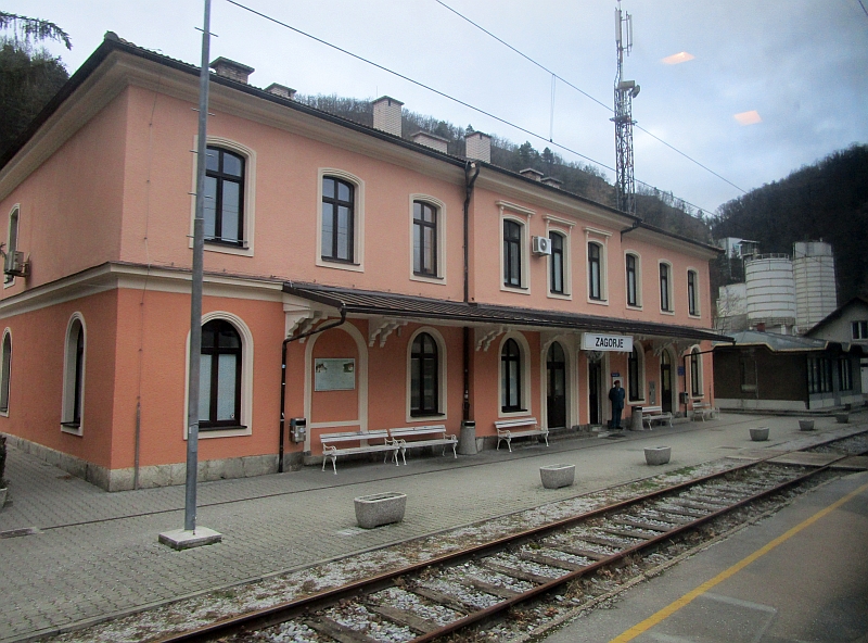 Fahrt durch den Bahnhof Zagorje
