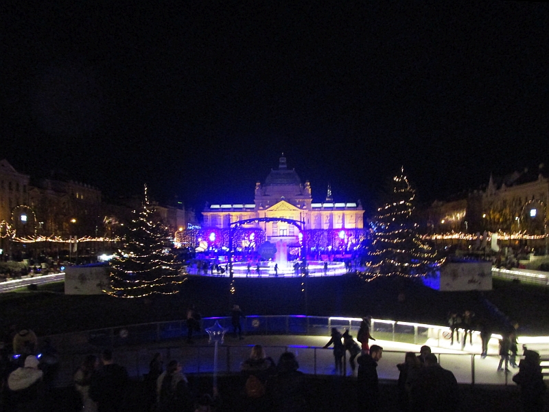 Eispark vor der Kulisse des Kunstpavillons Zagreb