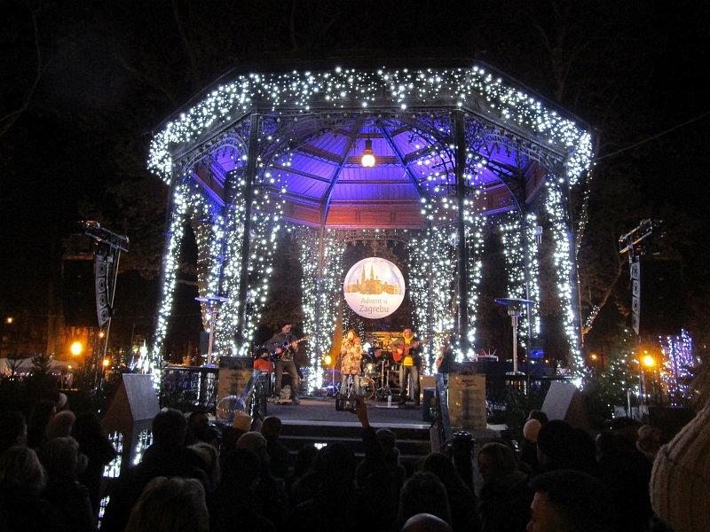 Bühne beim Weihnachtsmarkt 'Advent u Zagrebu'