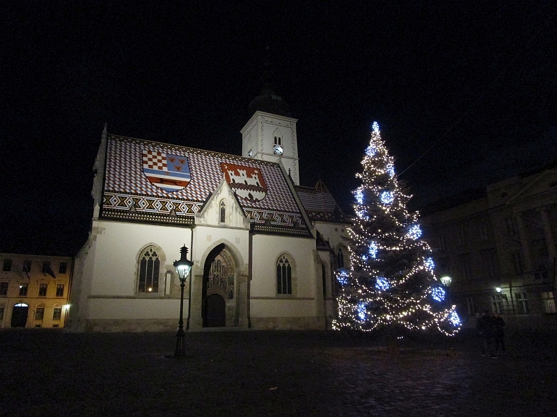 Weihnachtsbaum vor der Markuskirche Zagreb