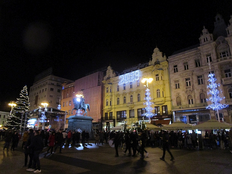 Weihnachtstrubel auf dem Ban-Jelačić-Platz