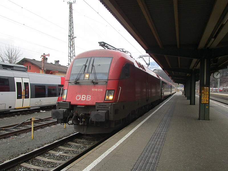 Einfahrt des EC 164 'Transalpin' in den Bahnhof Schwarzach-St.Veit