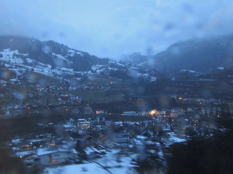 Fahrt bei Regen und Dunkelheit auf der Arlbergbahn