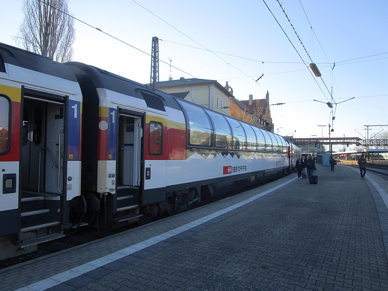Eurocity mit Panoramawagen im Hauptbahnhof Lindau